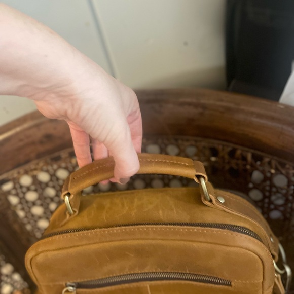 Elegant Brown Leather Messenger Bag for Men - Picture 4 of 16